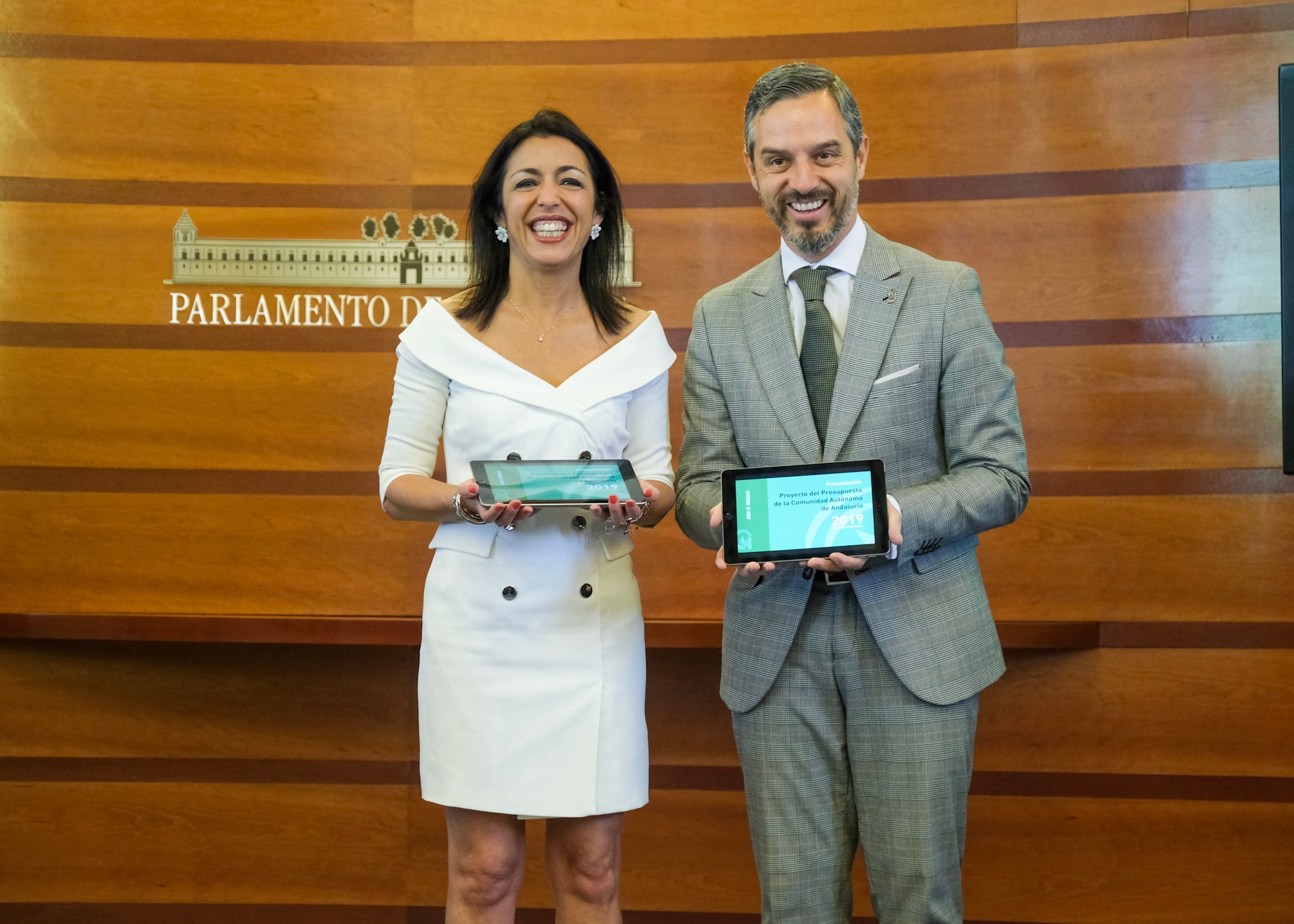  La presidenta del Parlamento y el consejero de Hacienda muestran el proyecto en formato digital