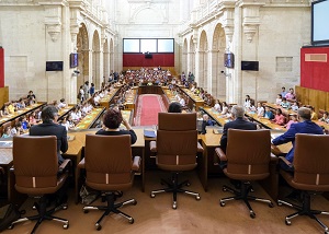  La presidenta del Parlamento saluda a los nios que participan en el Pleno infantil 'Diputados por un Da' organizado por Aldeas Infantiles