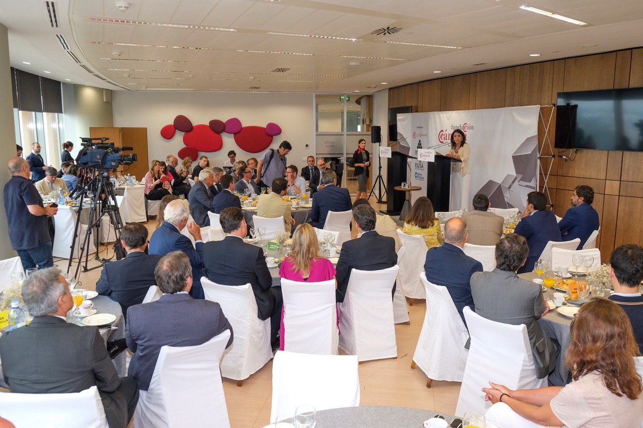  El desayuno se celebr� en el Club C�mara Antares, en Torre Sevilla