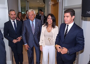  El consejero de Hacienda, Juan Bravo, el presidente de la C�mara de Comercio de Sevilla, Francisco Herrero, y el portavoz del Grupo parlamentario Ciudadanos, Sergio Romero, acompa�an a la presidenta del Parlamento antes del desayuno