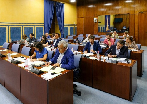 Los diputados de la Comisin de Hacienda, Industria y Energa, asisten a la comparecencia del presidente de la Cmara de Cuentas 