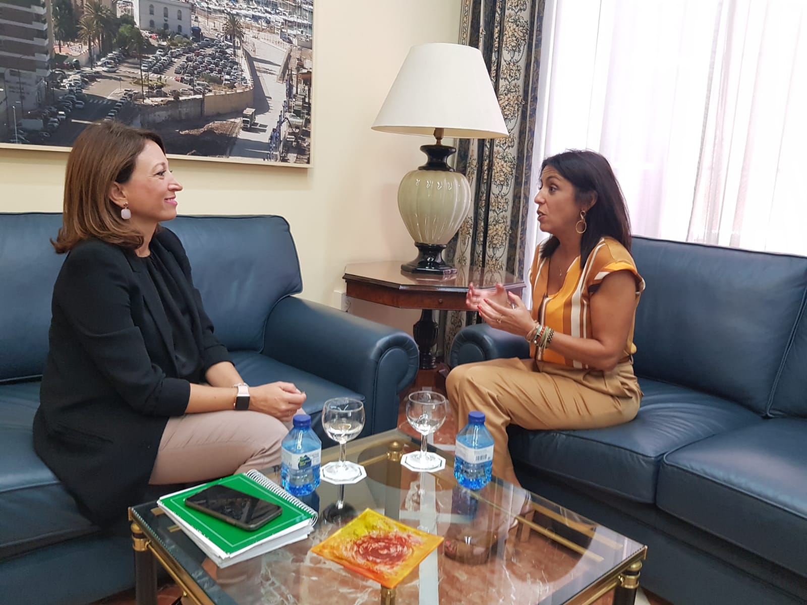  La presidenta del Parlamento, Marta Bosquet, conversa con la delegada del Gobierno de la Junta de Andaluca en Mlaga, Patricia Navarro