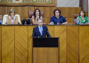 El representante de la plataforma que presenta la Iniciativa Legislativa Popular presenta el texto ante Pleno