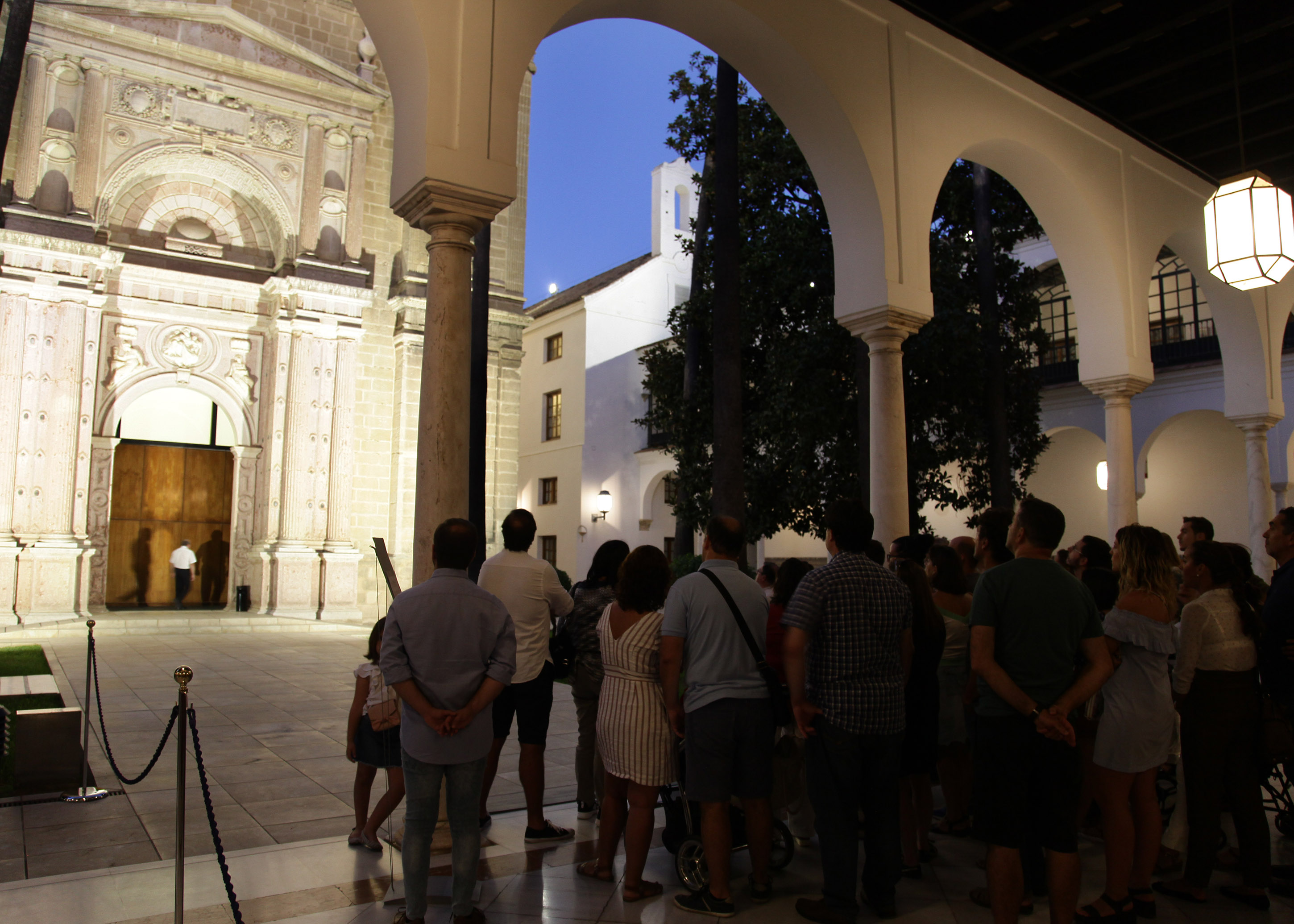  Un grupo de visitantes, ante la fachada del Saln de Plenos en la anterior edicin de La Noche en Blanco