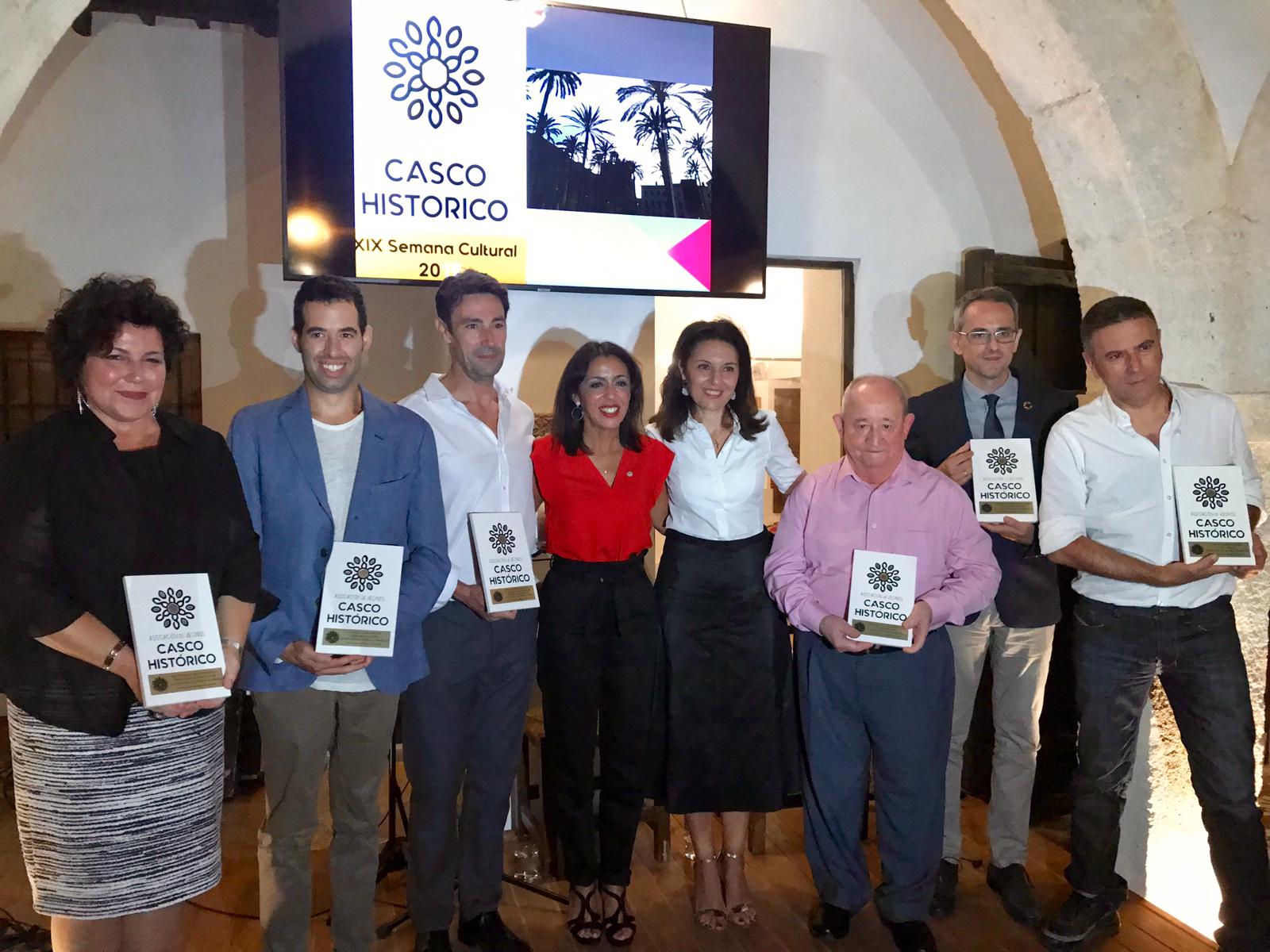  Marta Bosquet, con miembros de la asociacin Casco Histrico de Almera