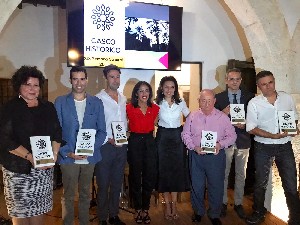  Marta Bosquet, con miembros de la asociacin Casco Histrico de Almera