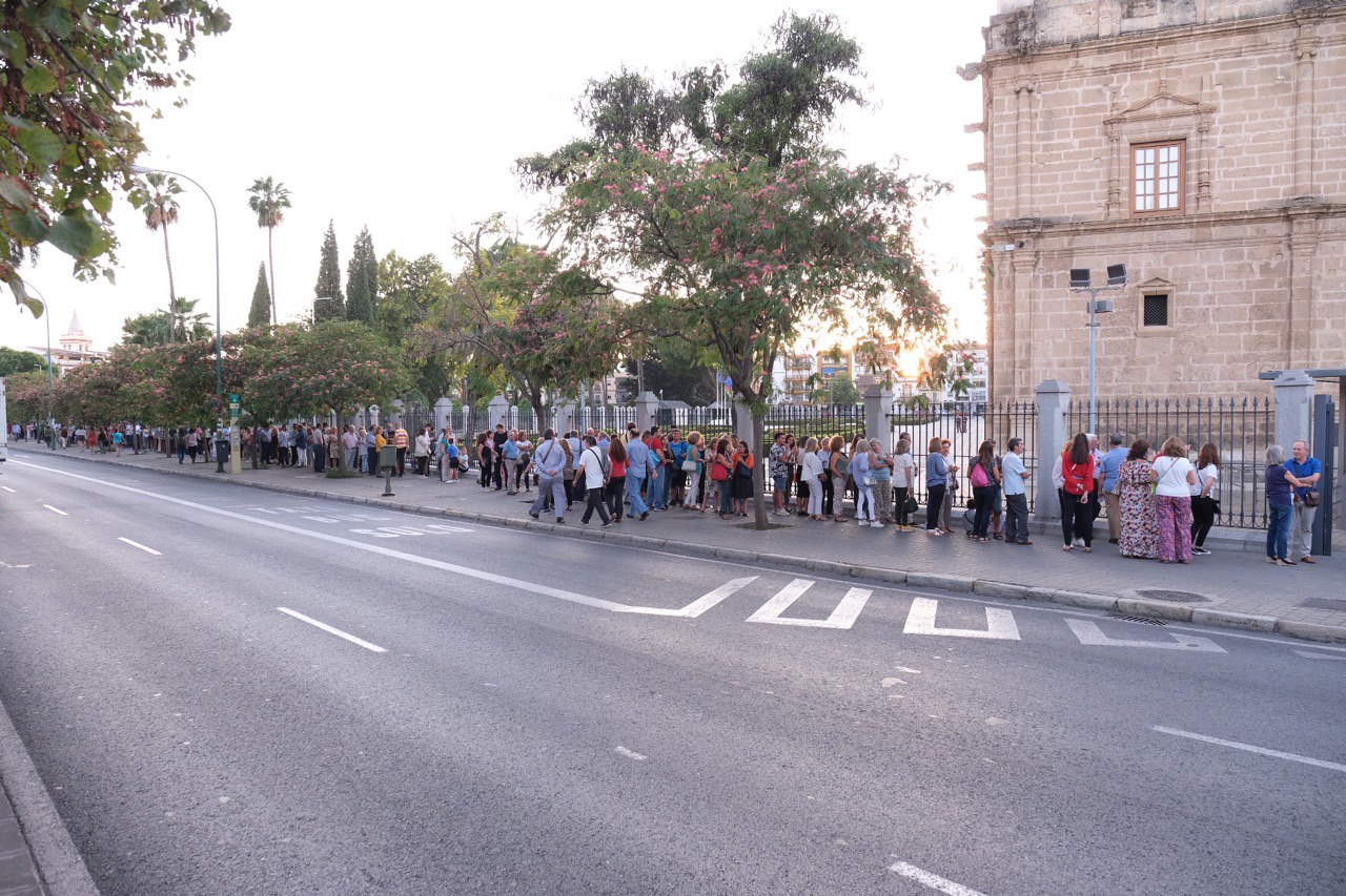  Alrededor de mil personas esperaban a las puertas del Parlamento al comienzo de La Noche en Blanco