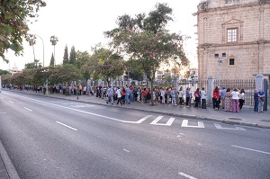  Alrededor de mil personas esperaban a las puertas del Parlamento al comienzo de La Noche en Blanco