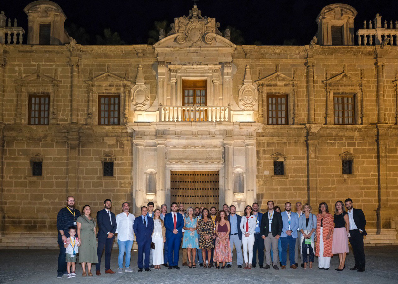  La presidenta del Parlamento y el grupo de organizadores, autoridades y patrocinadores de La Noche en Blanco, ante la fachada principal