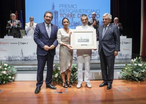  Marta Bosquet hace entrega del premio Torre del Oro a Santiago de Colsa Trueba, comandante del buque-escuela de la Armada Juan Sebastin Elcano