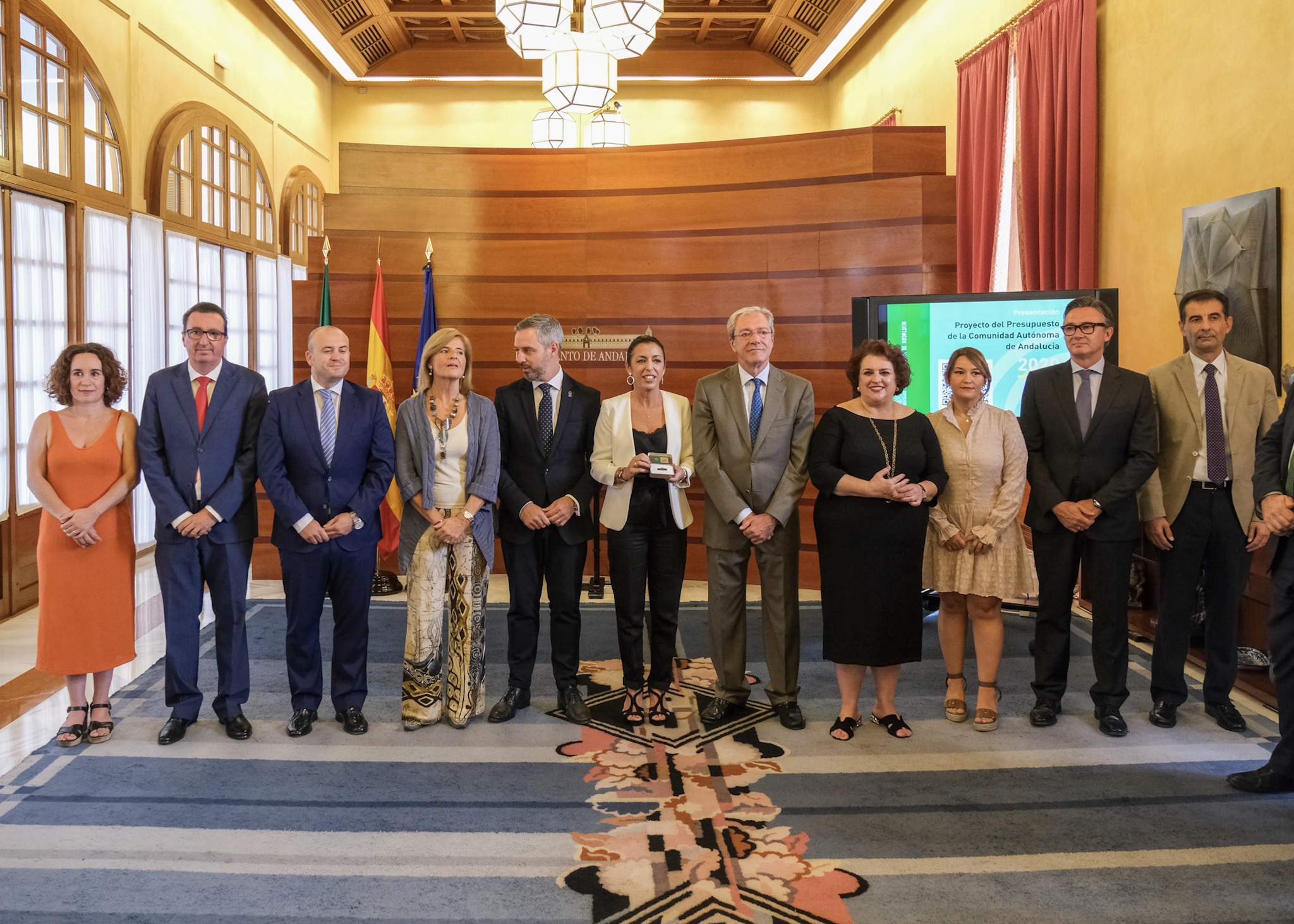  La Mesa del Parlamento, junto a los consejeros de Hacienda y Economa tras el acto de entrega del proyecto de presupuestos