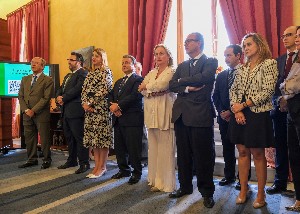  El consejero de Economa, la directora de Relaciones con el Parlamento y miembros del equipo de la Consejera de Hacienda asistieron al acto