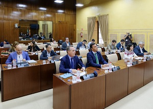 Diputados de la Comisin de Hacienda, al inicio de la sesin de esta maana