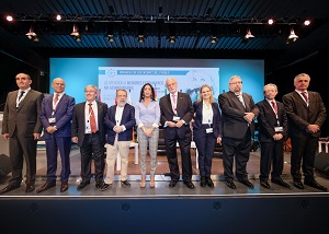  La presidenta del Parlamento, junto a los Defensores del Pueblo que participan en las jornadas