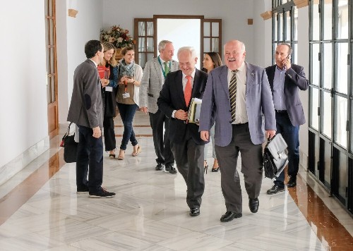 Jess Aguirre, consejero de Salud y Familias, se dirige a la comisin para su comparecencia 