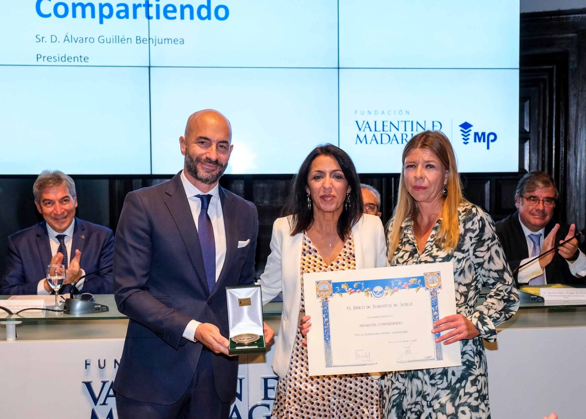  Marta Bosquet, presidenta del Parlamento, entrega uno de los galardones