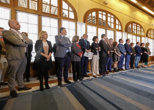 La Mesa del Parlamento de Andaluca, portavoces de los Grupos parlamentarios y miembros de la Comisin de Hacienda, Industria y Energa durante la toma de posesin de Antonio Lpez  
