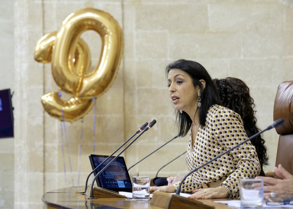 La presidenta del Parlamento de Andaluca, Marta Bosquet, se dirige a los asistentes para darles la bienvenida e inaugurar el Pleno Infantil 