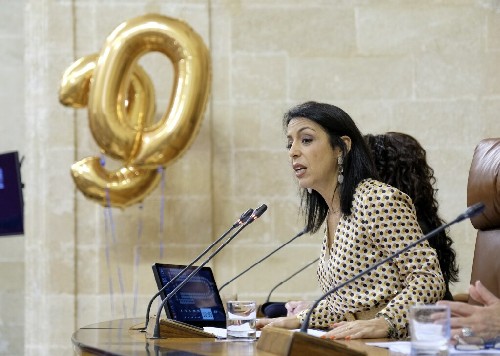 La presidenta del Parlamento de Andaluca, Marta Bosquet, se dirige a los asistentes para darles la bienvenida e inaugurar el Pleno Infantil 