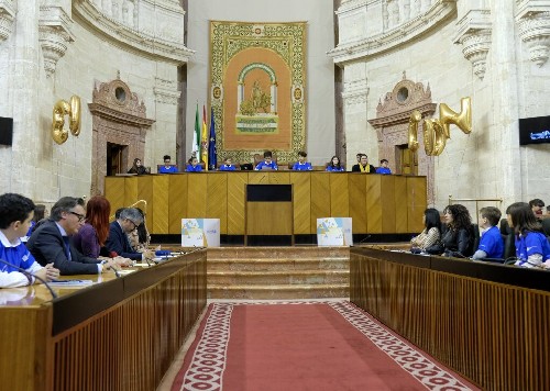  La Mesa del Parlamento compuesta por los nios, nias y adolescentes que han participado en el Pleno Infantil. En la bancada izquierda diputados de los grupos parlamentarios y en la de la derecha la presidenta Bosquet y la consejera Ruiz  