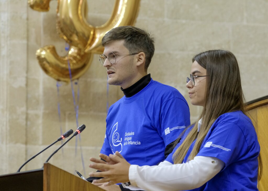 Dos jvenes intervienen y argumentan sus opciones en el XI Pleno Infantil organizado por UNICEF  