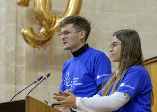 Dos jvenes intervienen y argumentan sus opciones en el XI Pleno Infantil organizado por UNICEF  