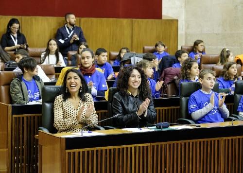Momento de aplausos ante una de las argumentaciones de los nios, nias y adolescentes