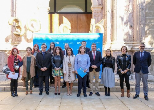 Foto de familia de las autoridades asistentes al Pleno Infantil en la puerta del Saln de Plenos 