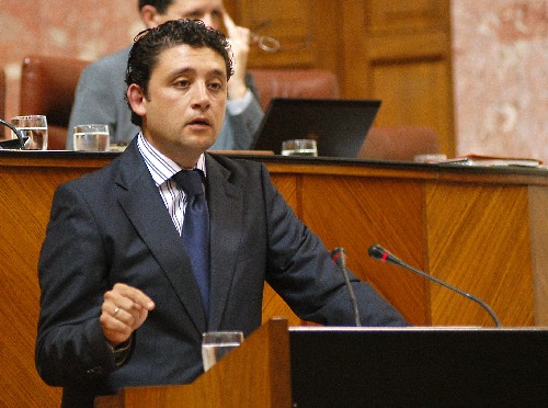 El diputado del Grupo Socialista Rafael Velasco defiende ante el Pleno una proposicin sobre el pacto por la recuperacin econmica y la creacin de empleo