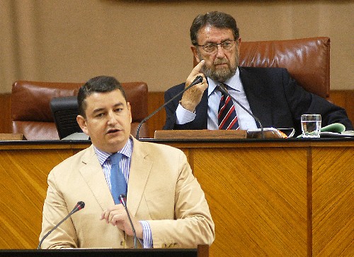 Antonio Sanz, del Grupo Popular, se dirige al Pleno en defensa de una proposicin sobre un acuerdo poltico para la creacin de empleo y contra la crisis en Andaluca