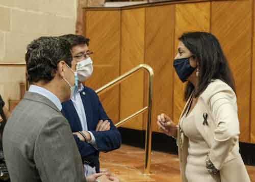  La presidenta del Parlamento conversa con el presidente y el vicepresidente de la Junta de Andaluca antes del inicio del Pleno