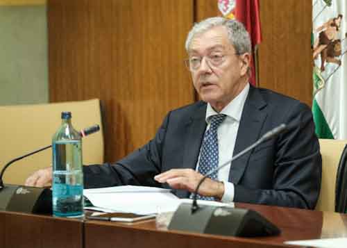 El consejero de Economa, Rogelio Velasco, interviene ante la comisin del sector en la sesin celebrada esta maana