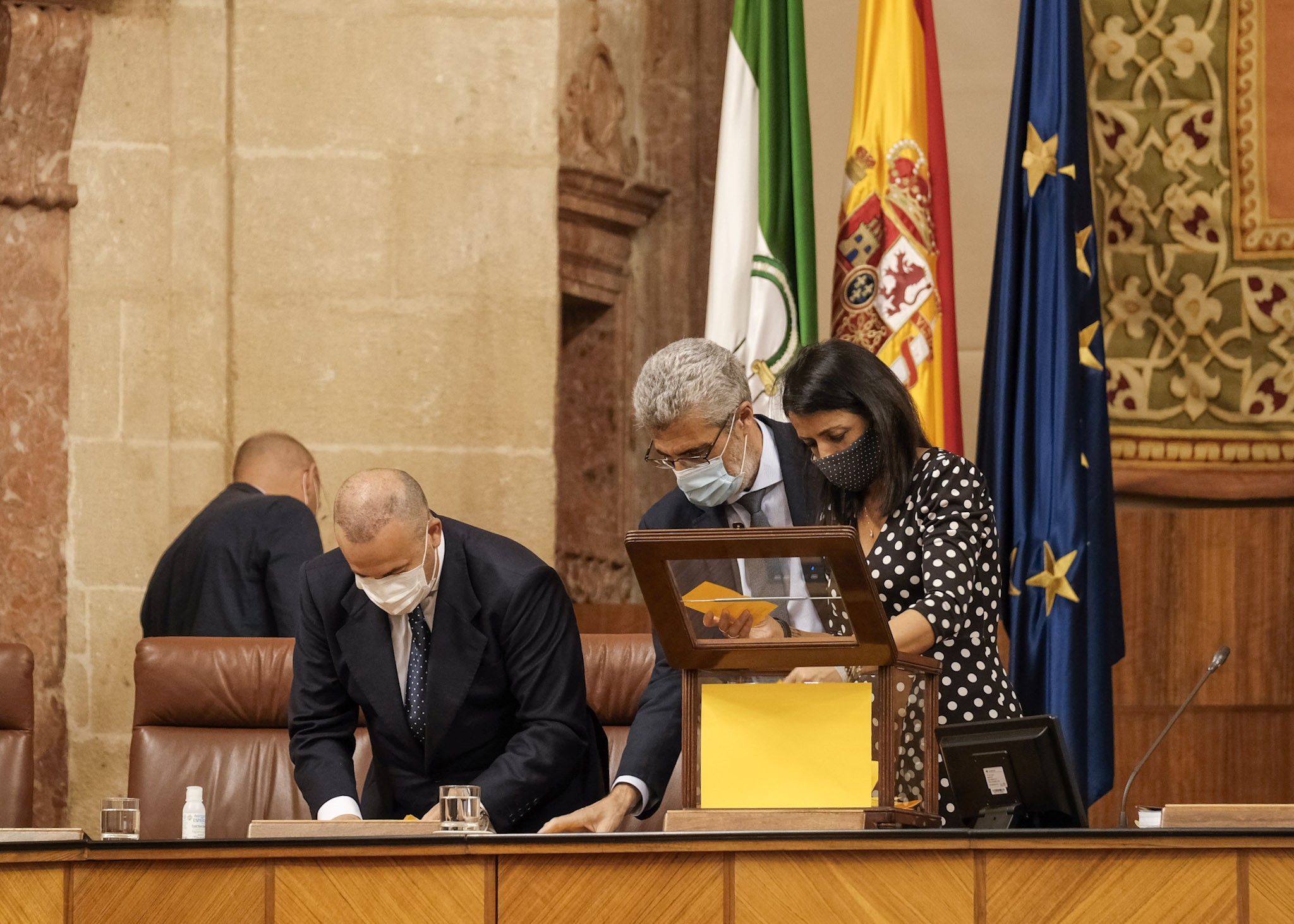  El vicepresidente segundo de la Mesa, el letrado mayor y la presidenta, en el recuento de votos para la designacin de senadores y la eleccin de un miembro del Consejo de Administracin de la RTVA