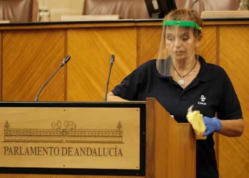 El personal de mantenimiento y limpieza de la Cmara, observando las recomendaciones de higiene y seguridad, desinfecta el atril tras cada intervencin 