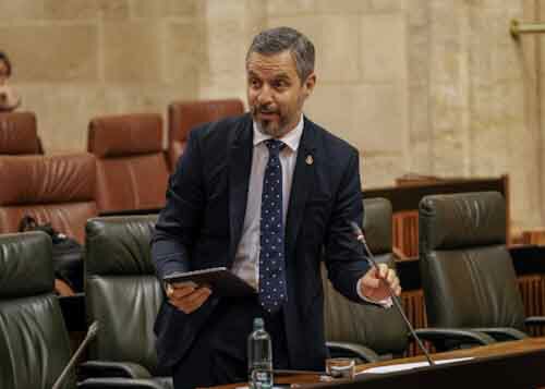 Juan Bravo, consejero de Hacienda, Industria y Energa, contesta a la pregunta  