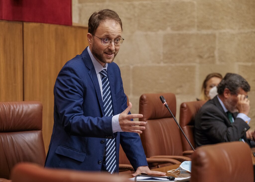 Erik Domnguez, del Grupo Popular, pregunta a la consejera de Empleo 