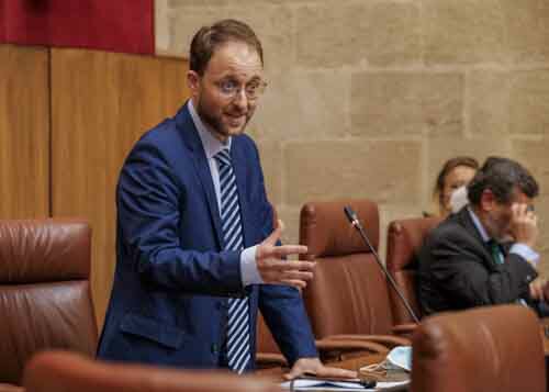 Erik Domnguez, del Grupo Popular, pregunta a la consejera de Empleo 