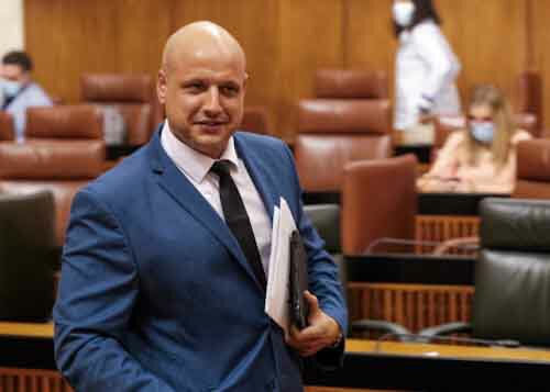 Rodrigo Alonso vuelve a su escao tras la defensa de la proposicin no de ley 