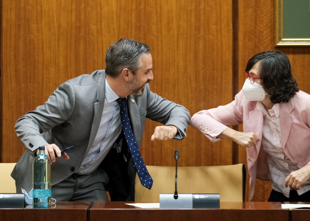 El consejero de Hacienda, Juan Bravo, saluda a la presidenta de la Comisin, Rosa Aguilar, a su llegada 