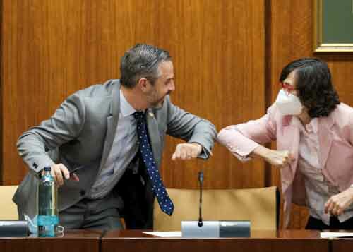 El consejero de Hacienda, Juan Bravo, saluda a la presidenta de la Comisin, Rosa Aguilar, a su llegada 