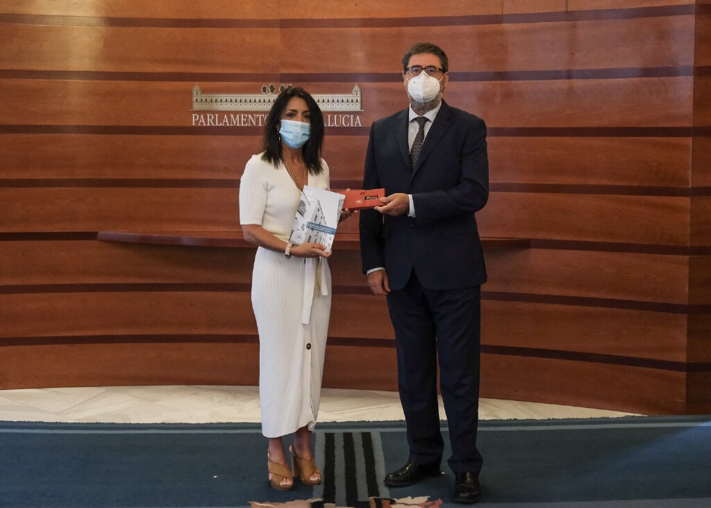   La presidenta del Parlamento, Marta Bosquet, recibe el informe de la cuenta general de la Cmara de Cuentas de Andaluca por parte de su presidente, Antonio Lpez 