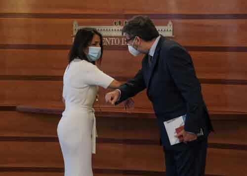  Bosquet y Lpez se saludan al inicio del acto de entrega del informe de la cuenta general de la Cmara de Cuentas de Andaluca