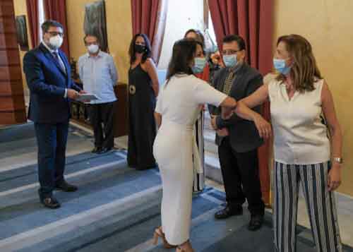 La presidenta del Parlamento, Marta Bosquet, saluda a los consejeros de la Cmara de Cuentas que han asistido al acto 