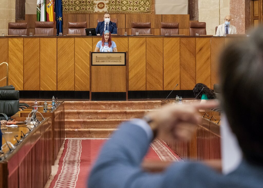 Plano de la intervencin de la diputada Luz Marina Dorado, de Adelante Andaluca, durante la defensa de la proposicin no de ley en pleno 