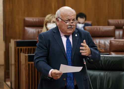 Jess Aguirre, consejero de Salud y Familias, responde a la pregunta 