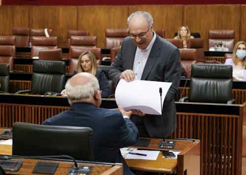  Juan Pablo Durn le hace entrega de una fotografa al consejero de Salud y Familias, Jess Aguirre 