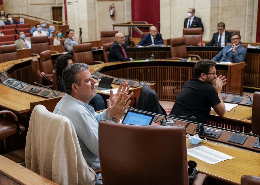 Aplausos de los diputados de Adelante Andaluca tras una de las votaciones 