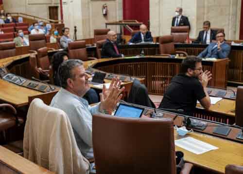 Aplausos de los diputados de Adelante Andaluca tras una de las votaciones 