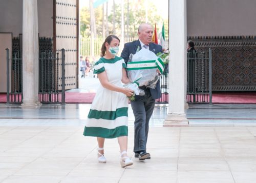  Javier Delms Infante y Mara Jess Navarro Infante depositan un ramo de flores ante la escultura de Blas Infante 