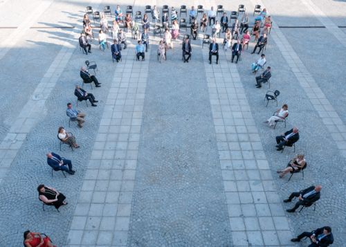  Disposicin de los asistentes al acto celebrado en la fachada principal del Parlamento